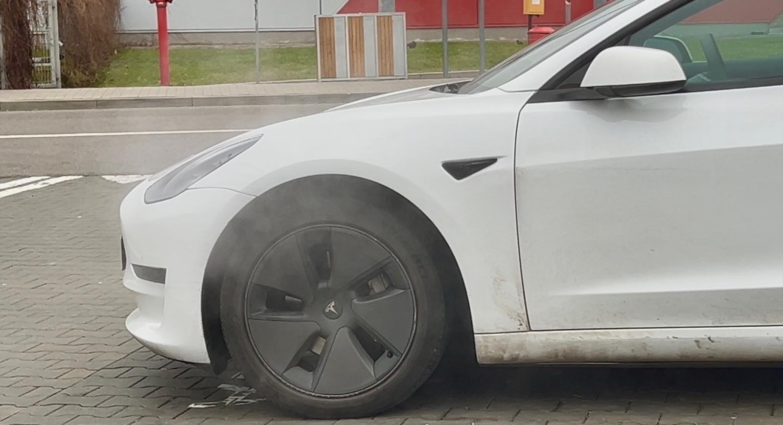 "Dym" z przodu Tesli, podczas szybkiego ładowania – czym naprawdę jest to zjawisko?