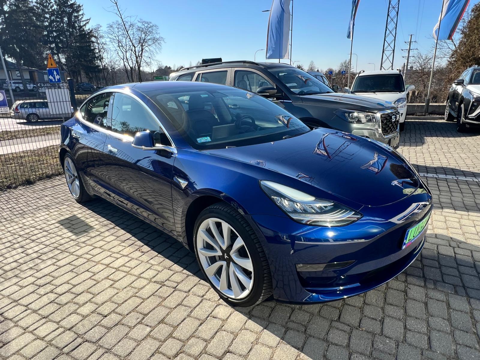 Elektryk kontra spalinówka – dlaczego różnice są większe, niż myślisz?