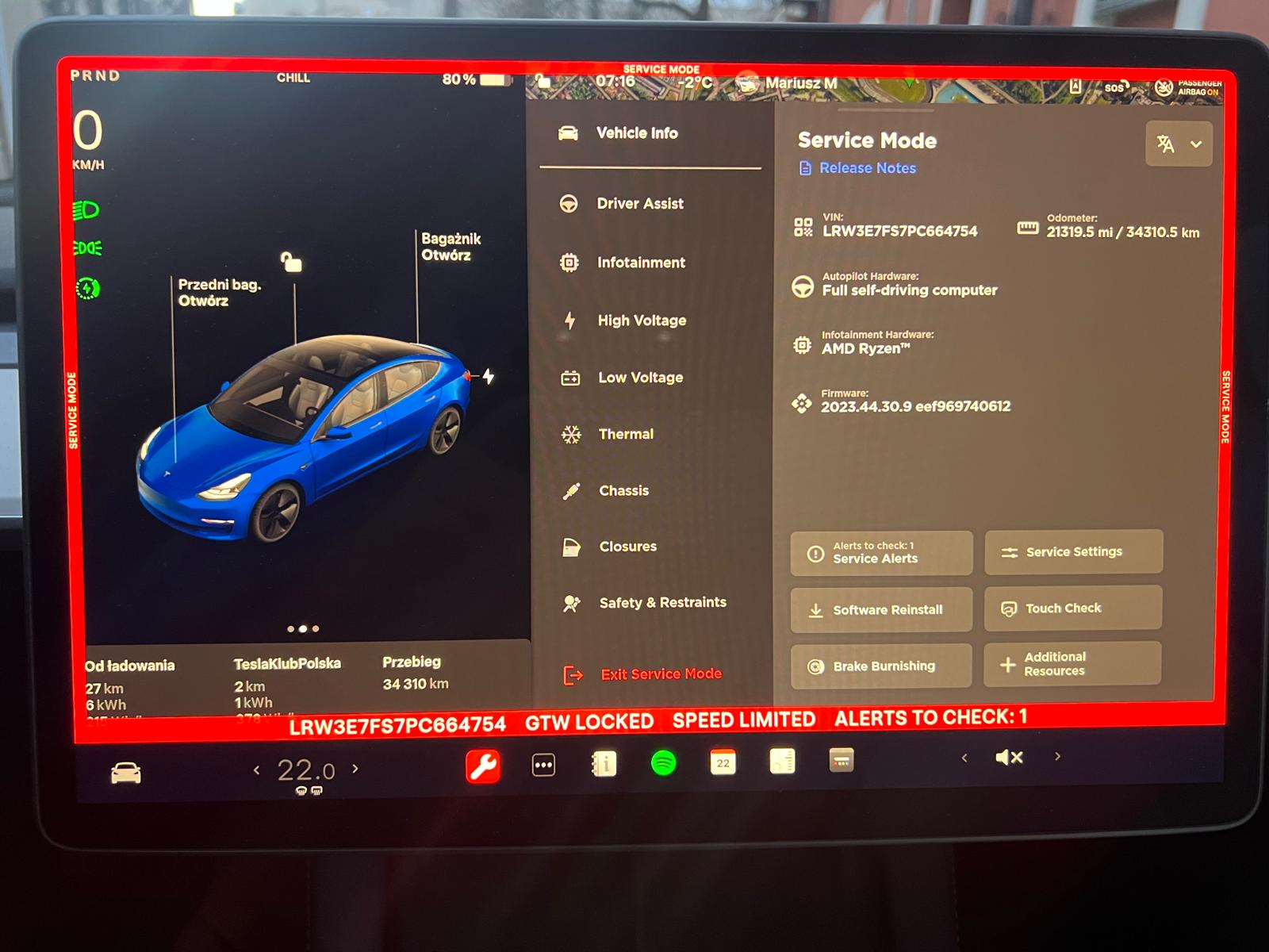 Tesla ogłasza akcję serwisową: blisko 13 000 Model 3 i Model Y z wadą stycznika baterii